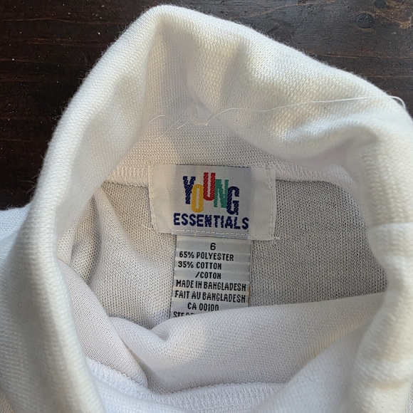 Christmas Young Essentials Vintage White Turtle Neck with Bear LOVE Design - Picture 3 of 3